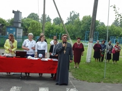 Да благословит Господь Бог вас, дорогие выпускники, во всех благих ваших начинаниях ! Священник напутствовал выпускников Верещакской сельской школы