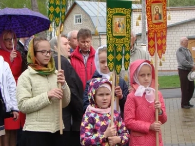 Воспитанники Воскресной школы храма в честь Чуда Архистратига Михаила в Хонех города Новозыбкова поздравили прихожан с праздником Светлого Христова Воскресения