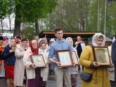 Воспитанники Воскресной школы храма в честь Чуда Архистратига Михаила в Хонех города Новозыбкова поздравили прихожан с праздником Светлого Христова Воскресения