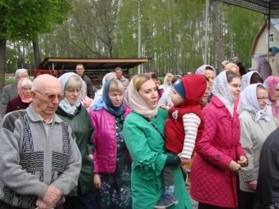 Воспитанники Воскресной школы храма в честь Чуда Архистратига Михаила в Хонех города Новозыбкова поздравили прихожан с праздником Светлого Христова Воскресения