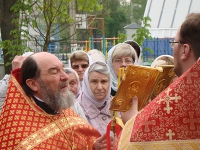 Воспитанники Воскресной школы храма в честь Чуда Архистратига Михаила в Хонех города Новозыбкова поздравили прихожан с праздником Светлого Христова Воскресения