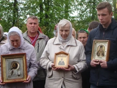 Воспитанники Воскресной школы храма в честь Чуда Архистратига Михаила в Хонех города Новозыбкова поздравили прихожан с праздником Светлого Христова Воскресения