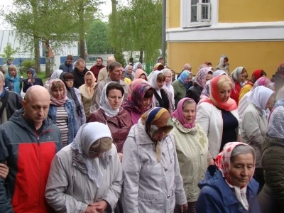 Воспитанники Воскресной школы храма в честь Чуда Архистратига Михаила в Хонех города Новозыбкова поздравили прихожан с праздником Светлого Христова Воскресения