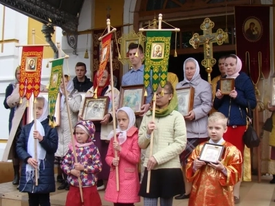 Воспитанники Воскресной школы храма в честь Чуда Архистратига Михаила в Хонех города Новозыбкова поздравили прихожан с праздником Светлого Христова Воскресения