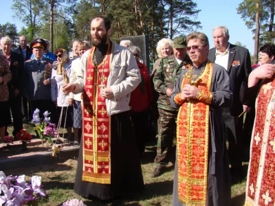 Вечная память воинам, жизнь свою за Веру и Отечество положившим ! В преддверии 74-й годовщины со Дня победы в Великой Отечественной Войне, в селе Старые Бобовичи молитвенно почтили память воинов-освободителей, погребенных на кладбище села