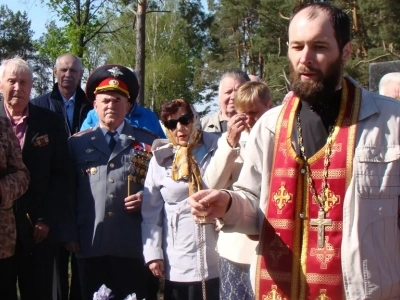 Вечная память воинам, жизнь свою за Веру и Отечество положившим ! В преддверии 74-й годовщины со Дня победы в Великой Отечественной Войне, в селе Старые Бобовичи молитвенно почтили память воинов-освободителей, погребенных на кладбище села