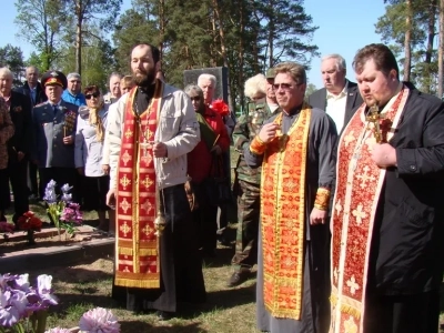 Вечная память воинам, жизнь свою за Веру и Отечество положившим ! В преддверии 74-й годовщины со Дня победы в Великой Отечественной Войне, в селе Старые Бобовичи молитвенно почтили память воинов-освободителей, погребенных на кладбище села