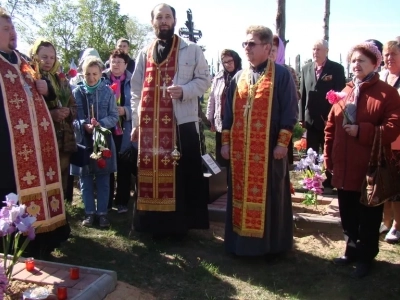 Вечная память воинам, жизнь свою за Веру и Отечество положившим ! В преддверии 74-й годовщины со Дня победы в Великой Отечественной Войне, в селе Старые Бобовичи молитвенно почтили память воинов-освободителей, погребенных на кладбище села