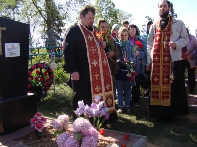 Вечная память воинам, жизнь свою за Веру и Отечество положившим ! В преддверии 74-й годовщины со Дня победы в Великой Отечественной Войне, в селе Старые Бобовичи молитвенно почтили память воинов-освободителей, погребенных на кладбище села