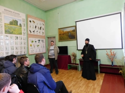 Со студентами сельскохозяйственного техникума города Новозыбкова священник беседовал о самом главном - о Пасхе