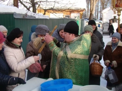 Святое Богоявление в Новозыбковском благочинии: священник совершил чин Великого освящения воды в Новозыбковском водоканале – Святая вода в каждом Новозыбковском доме