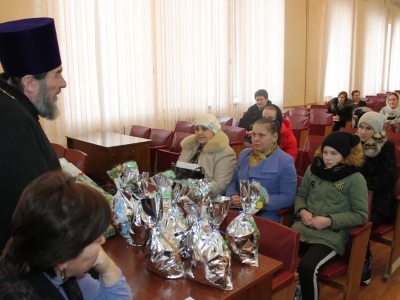 Социальное служение в Новозыбковском благочинии: В преддверии Рождества Христова и Нового года, священники Новозыбковского благочиния провели душеполезную беседу с социально-неблагополучными и малообеспеченными семьями