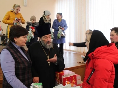 Социальное служение в Новозыбковском благочинии: В преддверии Рождества Христова и Нового года, священники Новозыбковского благочиния провели душеполезную беседу с социально-неблагополучными и малообеспеченными семьями