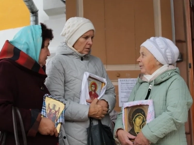 Пресвятая Богородице, моли Бога о нас ! В день празднования иконе Божией Матери «Казанская» по улицам города Новозыбкова прошел Крестный ход и совершена сугубая молитва о народном единстве