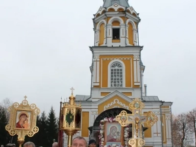 Пресвятая Богородице, моли Бога о нас ! В день празднования иконе Божией Матери «Казанская» по улицам города Новозыбкова прошел Крестный ход и совершена сугубая молитва о народном единстве