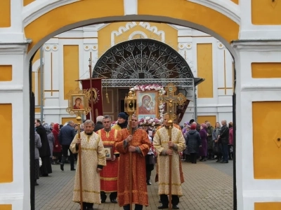 Пресвятая Богородице, моли Бога о нас ! В день празднования иконе Божией Матери «Казанская» по улицам города Новозыбкова прошел Крестный ход и совершена сугубая молитва о народном единстве