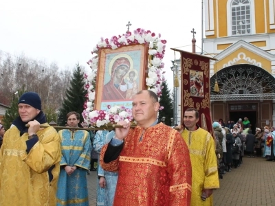 Пресвятая Богородице, моли Бога о нас ! В день празднования иконе Божией Матери «Казанская» по улицам города Новозыбкова прошел Крестный ход и совершена сугубая молитва о народном единстве