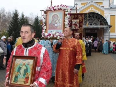 Пресвятая Богородице, моли Бога о нас ! В день празднования иконе Божией Матери «Казанская» по улицам города Новозыбкова прошел Крестный ход и совершена сугубая молитва о народном единстве