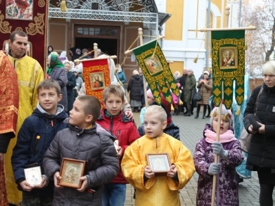 Пресвятая Богородице, моли Бога о нас ! В день празднования иконе Божией Матери «Казанская» по улицам города Новозыбкова прошел Крестный ход и совершена сугубая молитва о народном единстве