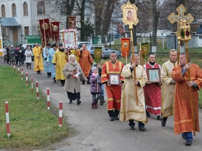 Пресвятая Богородице, моли Бога о нас ! В день празднования иконе Божией Матери «Казанская» по улицам города Новозыбкова прошел Крестный ход и совершена сугубая молитва о народном единстве