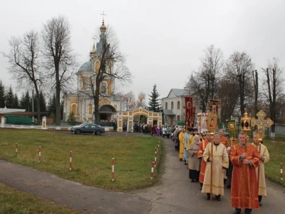 Пресвятая Богородице, моли Бога о нас ! В день празднования иконе Божией Матери «Казанская» по улицам города Новозыбкова прошел Крестный ход и совершена сугубая молитва о народном единстве