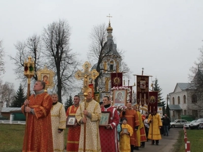 Пресвятая Богородице, моли Бога о нас ! В день празднования иконе Божией Матери «Казанская» по улицам города Новозыбкова прошел Крестный ход и совершена сугубая молитва о народном единстве