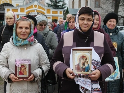 Пресвятая Богородице, моли Бога о нас ! В день празднования иконе Божией Матери «Казанская» по улицам города Новозыбкова прошел Крестный ход и совершена сугубая молитва о народном единстве