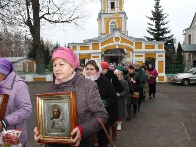 Пресвятая Богородице, моли Бога о нас ! В день празднования иконе Божией Матери «Казанская» по улицам города Новозыбкова прошел Крестный ход и совершена сугубая молитва о народном единстве