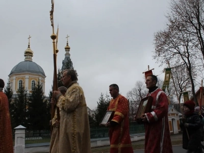 Пресвятая Богородице, моли Бога о нас ! В день празднования иконе Божией Матери «Казанская» по улицам города Новозыбкова прошел Крестный ход и совершена сугубая молитва о народном единстве