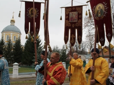 Пресвятая Богородице, моли Бога о нас ! В день празднования иконе Божией Матери «Казанская» по улицам города Новозыбкова прошел Крестный ход и совершена сугубая молитва о народном единстве