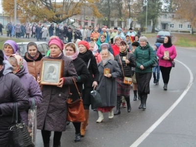 Пресвятая Богородице, моли Бога о нас ! В день празднования иконе Божией Матери «Казанская» по улицам города Новозыбкова прошел Крестный ход и совершена сугубая молитва о народном единстве