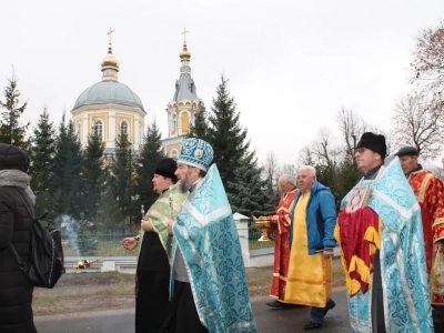 Пресвятая Богородице, моли Бога о нас ! В день празднования иконе Божией Матери «Казанская» по улицам города Новозыбкова прошел Крестный ход и совершена сугубая молитва о народном единстве