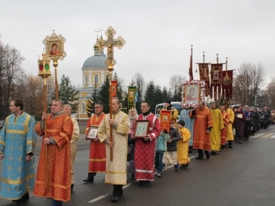 Пресвятая Богородице, моли Бога о нас ! В день празднования иконе Божией Матери «Казанская» по улицам города Новозыбкова прошел Крестный ход и совершена сугубая молитва о народном единстве