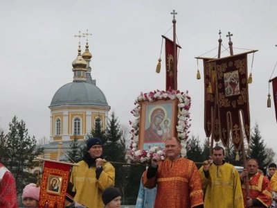 Пресвятая Богородице, моли Бога о нас ! В день празднования иконе Божией Матери «Казанская» по улицам города Новозыбкова прошел Крестный ход и совершена сугубая молитва о народном единстве