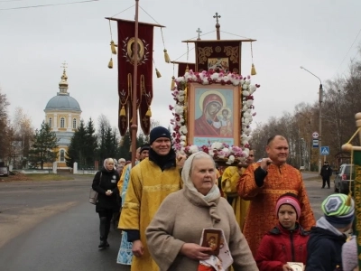 Пресвятая Богородице, моли Бога о нас ! В день празднования иконе Божией Матери «Казанская» по улицам города Новозыбкова прошел Крестный ход и совершена сугубая молитва о народном единстве