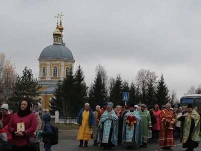 Пресвятая Богородице, моли Бога о нас ! В день празднования иконе Божией Матери «Казанская» по улицам города Новозыбкова прошел Крестный ход и совершена сугубая молитва о народном единстве