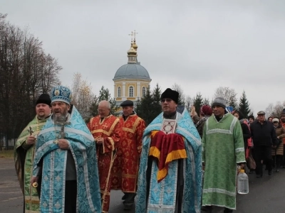 Пресвятая Богородице, моли Бога о нас ! В день празднования иконе Божией Матери «Казанская» по улицам города Новозыбкова прошел Крестный ход и совершена сугубая молитва о народном единстве