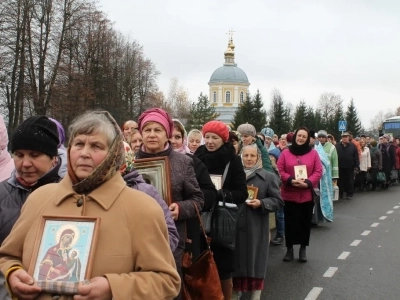 Пресвятая Богородице, моли Бога о нас ! В день празднования иконе Божией Матери «Казанская» по улицам города Новозыбкова прошел Крестный ход и совершена сугубая молитва о народном единстве