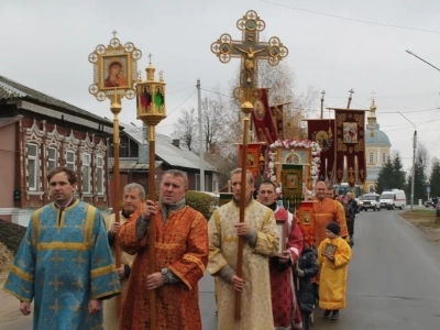 Пресвятая Богородице, моли Бога о нас ! В день празднования иконе Божией Матери «Казанская» по улицам города Новозыбкова прошел Крестный ход и совершена сугубая молитва о народном единстве