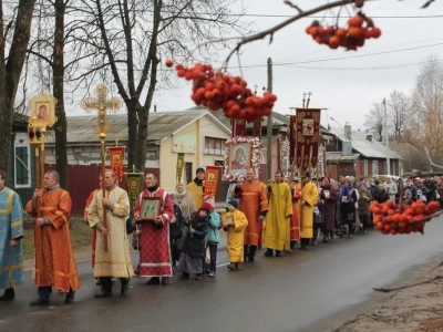 Пресвятая Богородице, моли Бога о нас ! В день празднования иконе Божией Матери «Казанская» по улицам города Новозыбкова прошел Крестный ход и совершена сугубая молитва о народном единстве