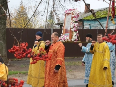 Пресвятая Богородице, моли Бога о нас ! В день празднования иконе Божией Матери «Казанская» по улицам города Новозыбкова прошел Крестный ход и совершена сугубая молитва о народном единстве