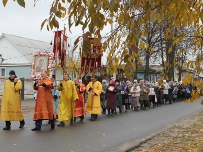 Пресвятая Богородице, моли Бога о нас ! В день празднования иконе Божией Матери «Казанская» по улицам города Новозыбкова прошел Крестный ход и совершена сугубая молитва о народном единстве