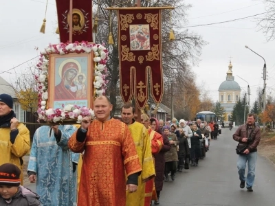 Пресвятая Богородице, моли Бога о нас ! В день празднования иконе Божией Матери «Казанская» по улицам города Новозыбкова прошел Крестный ход и совершена сугубая молитва о народном единстве