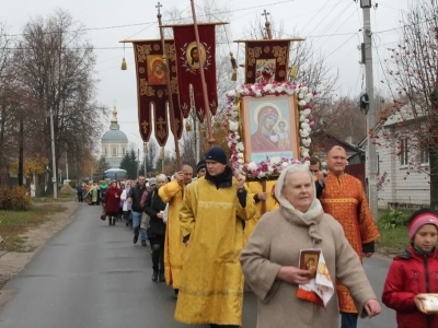 Пресвятая Богородице, моли Бога о нас ! В день празднования иконе Божией Матери «Казанская» по улицам города Новозыбкова прошел Крестный ход и совершена сугубая молитва о народном единстве