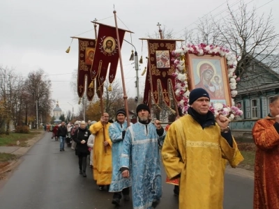 Пресвятая Богородице, моли Бога о нас ! В день празднования иконе Божией Матери «Казанская» по улицам города Новозыбкова прошел Крестный ход и совершена сугубая молитва о народном единстве