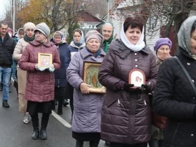 Пресвятая Богородице, моли Бога о нас ! В день празднования иконе Божией Матери «Казанская» по улицам города Новозыбкова прошел Крестный ход и совершена сугубая молитва о народном единстве