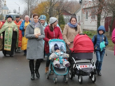 Пресвятая Богородице, моли Бога о нас ! В день празднования иконе Божией Матери «Казанская» по улицам города Новозыбкова прошел Крестный ход и совершена сугубая молитва о народном единстве