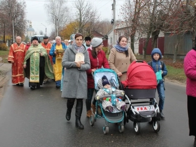 Пресвятая Богородице, моли Бога о нас ! В день празднования иконе Божией Матери «Казанская» по улицам города Новозыбкова прошел Крестный ход и совершена сугубая молитва о народном единстве