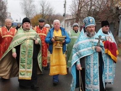 Пресвятая Богородице, моли Бога о нас ! В день празднования иконе Божией Матери «Казанская» по улицам города Новозыбкова прошел Крестный ход и совершена сугубая молитва о народном единстве