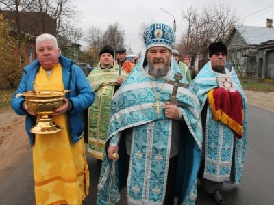 Пресвятая Богородице, моли Бога о нас ! В день празднования иконе Божией Матери «Казанская» по улицам города Новозыбкова прошел Крестный ход и совершена сугубая молитва о народном единстве